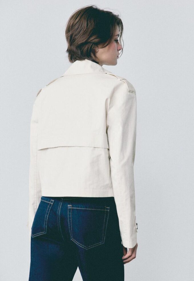 Kort trenchcoat med dobbel knappestolpe