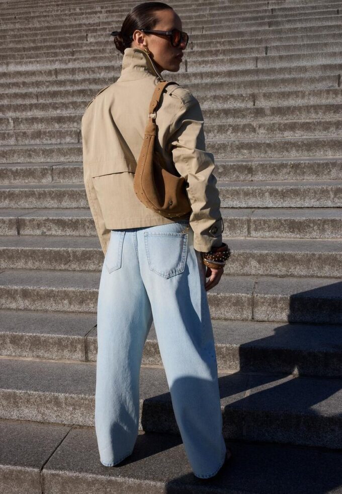 Kort trenchcoat med dobbel knappestolpe