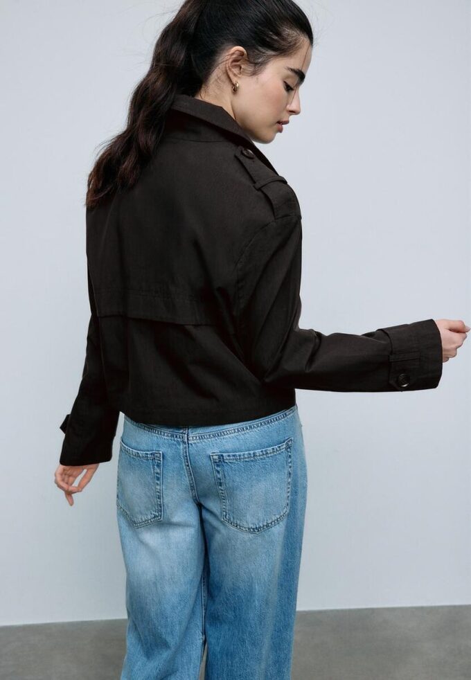 Kort trenchcoat med dobbel knappestolpe