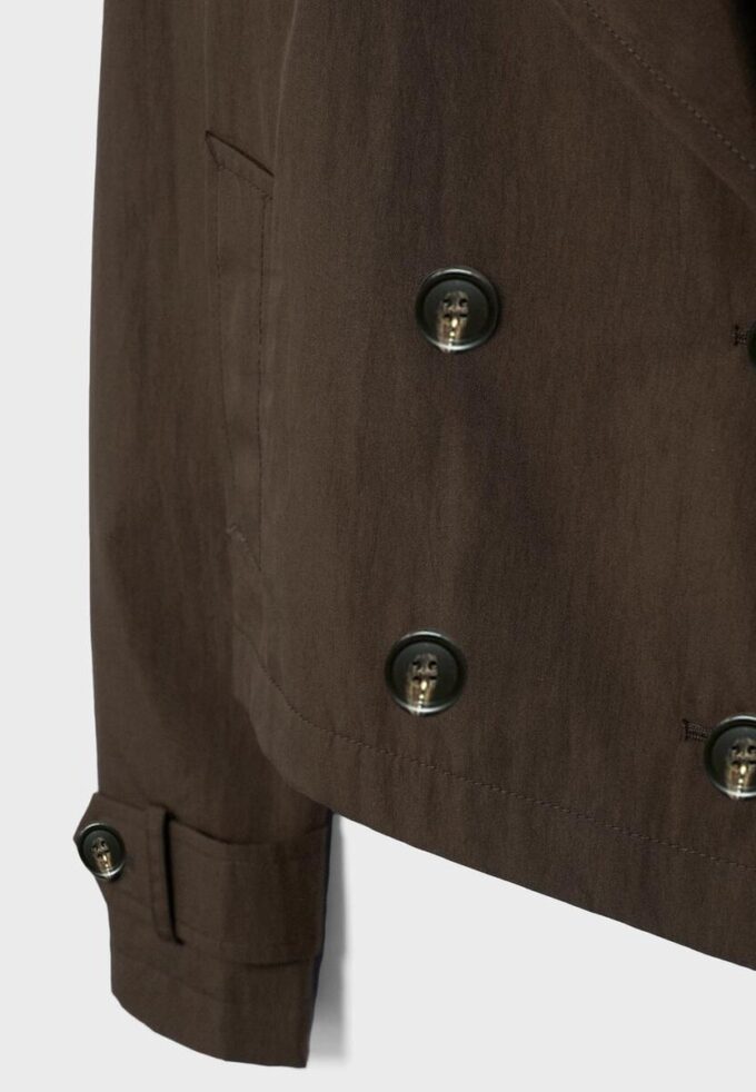 Kort trenchcoat med dobbel knappestolpe