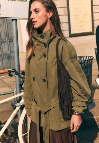 Kort trenchcoat med høy hals