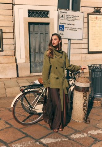 Kort trenchcoat med høy hals