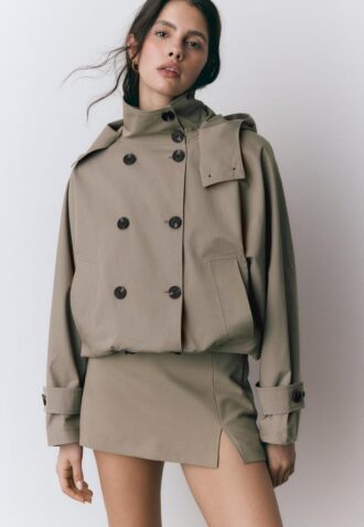 Kort trenchcoat med puffermmer og avtakbar hette