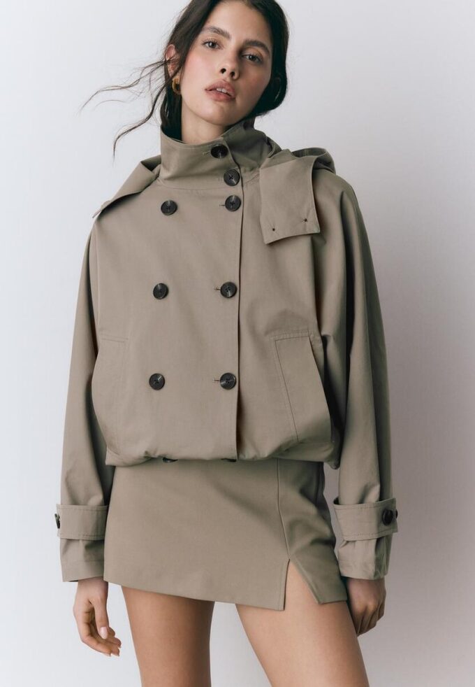 Kort trenchcoat med puffermmer og avtakbar hette