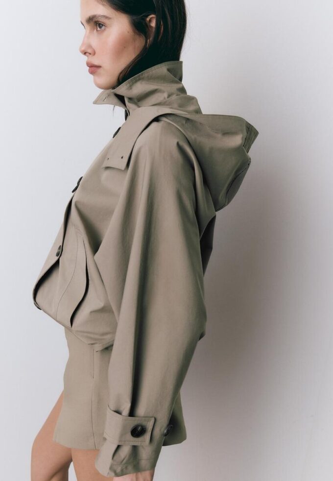 Kort trenchcoat med puffermmer og avtakbar hette