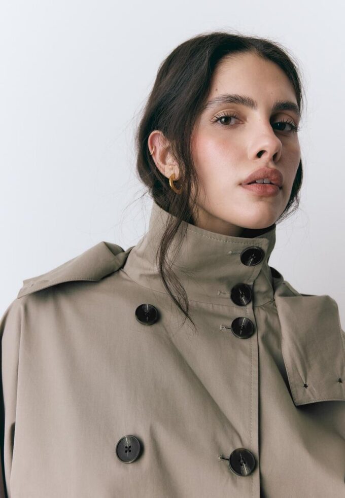 Kort trenchcoat med puffermmer og avtakbar hette