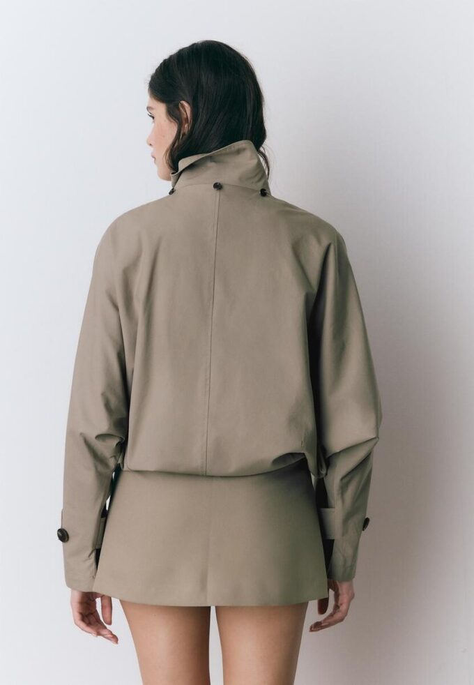 Kort trenchcoat med puffermmer og avtakbar hette