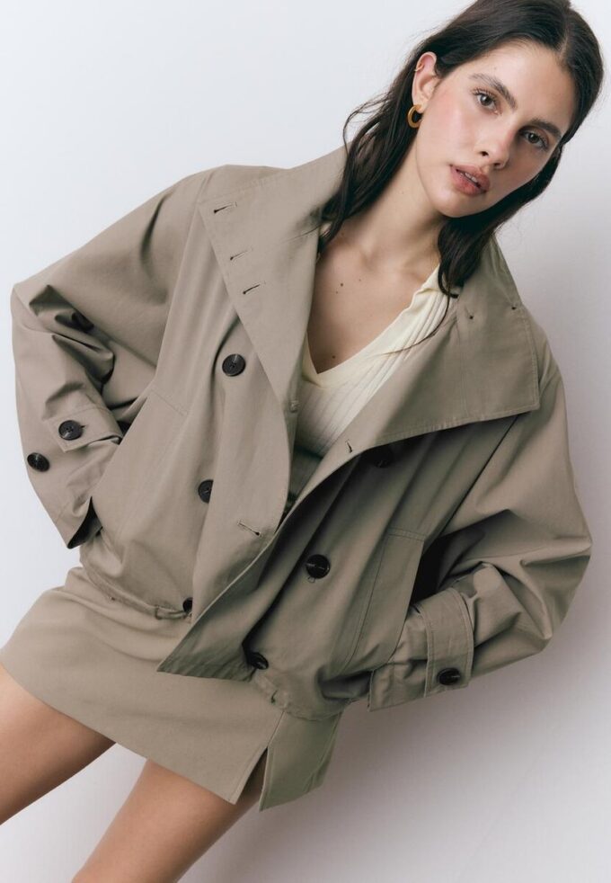 Kort trenchcoat med puffermmer og avtakbar hette