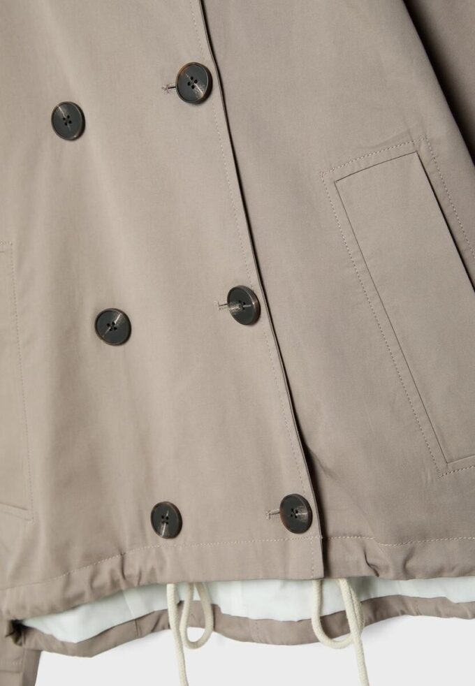 Kort trenchcoat med puffermmer og avtakbar hette