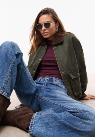 Kort voksbehandlet parkas med kontrast