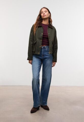 Kort voksbehandlet parkas med kontrast