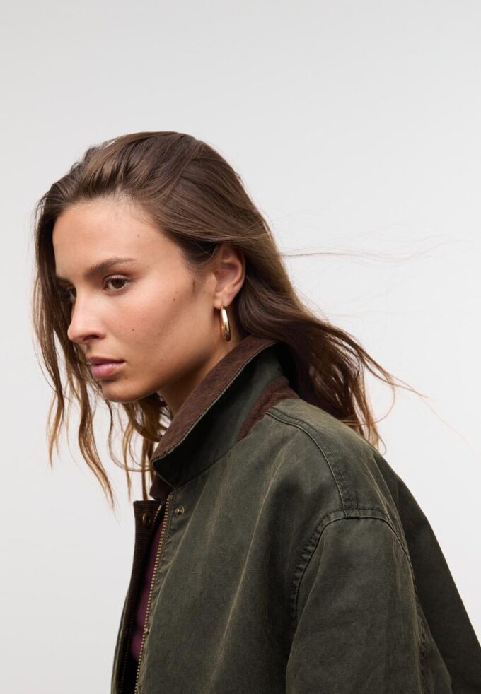 Kort voksbehandlet parkas med kontrast