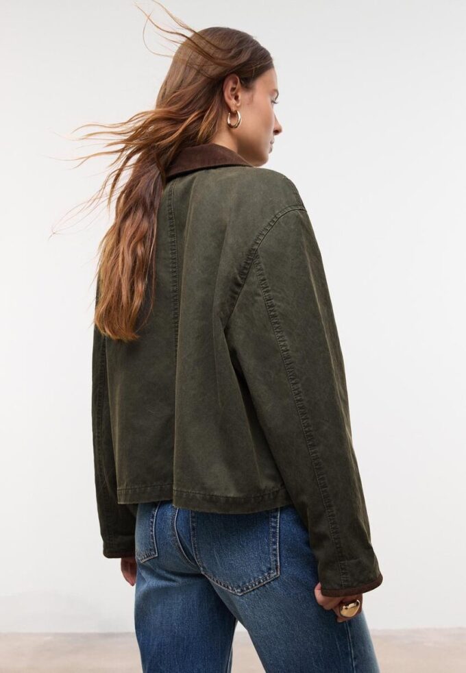 Kort voksbehandlet parkas med kontrast