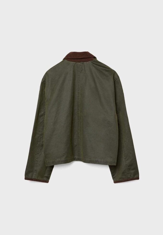 Kort voksbehandlet parkas med kontrast