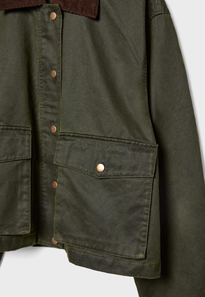 Kort voksbehandlet parkas med kontrast