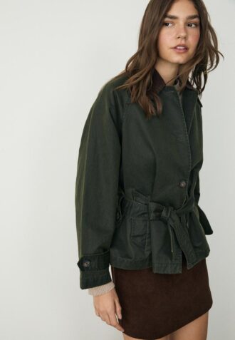 Kort voksbehandlet trenchcoat med belte