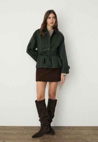 Kort voksbehandlet trenchcoat med belte