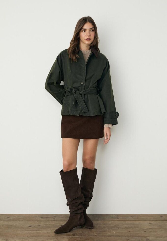 Kort voksbehandlet trenchcoat med belte