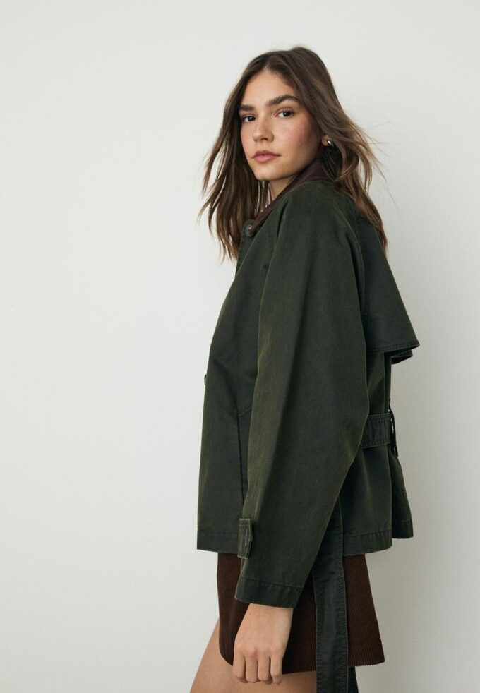 Kort voksbehandlet trenchcoat med belte