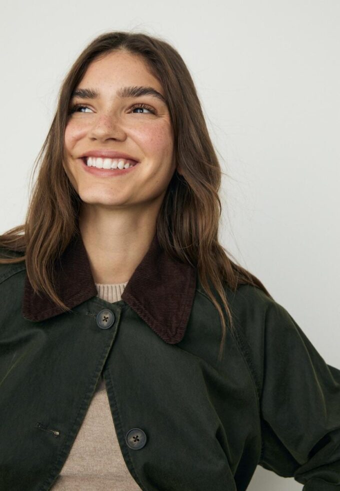 Kort voksbehandlet trenchcoat med belte