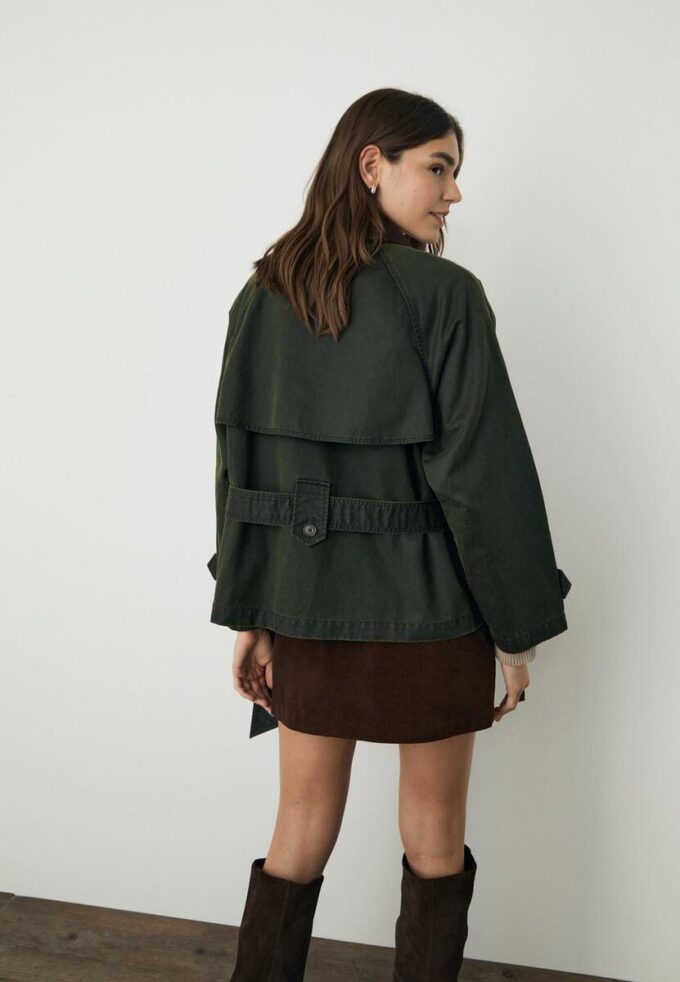 Kort voksbehandlet trenchcoat med belte