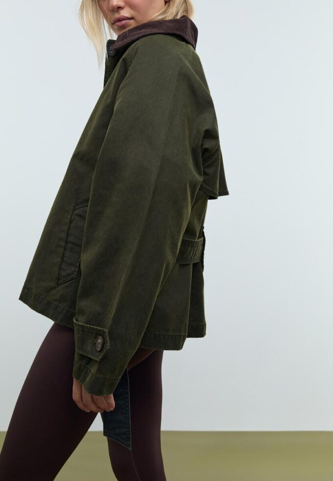 Kort voksbehandlet trenchcoat med belte