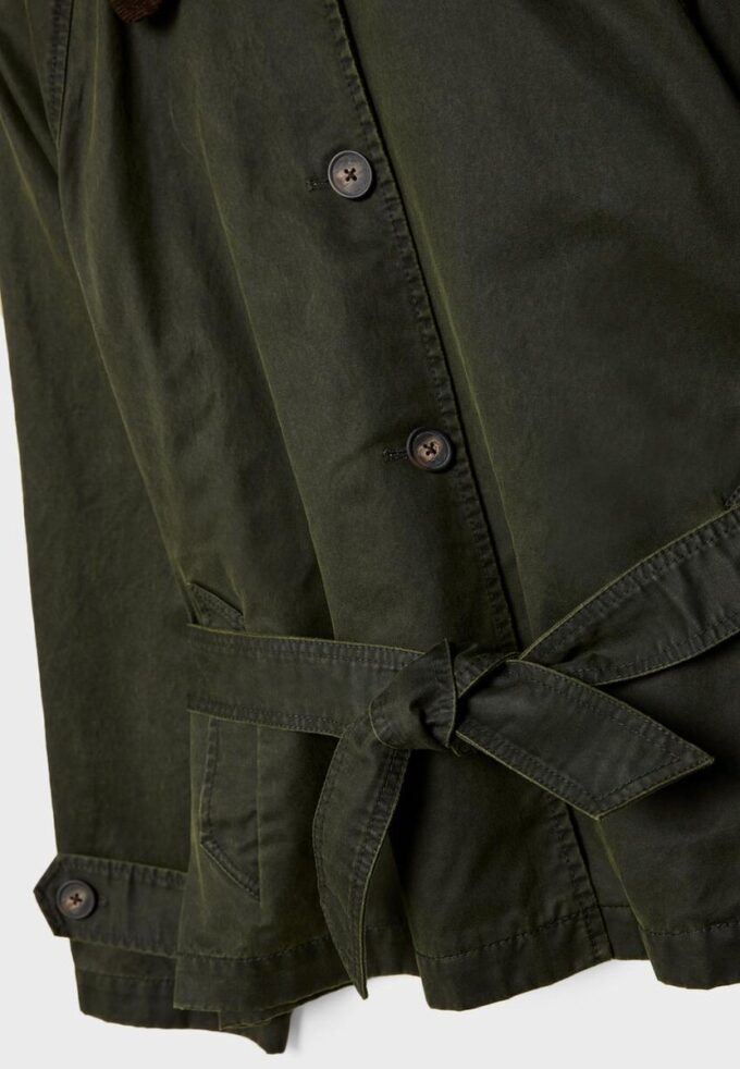 Kort voksbehandlet trenchcoat med belte