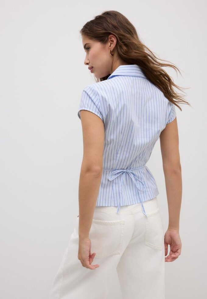 Kortærmet skjorte med søm under brystet