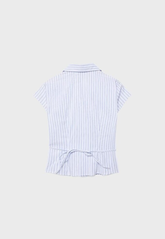 Kortærmet skjorte med søm under brystet