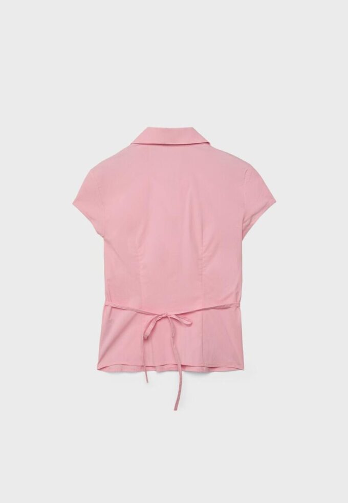 Kortærmet skjorte med søm under brystet