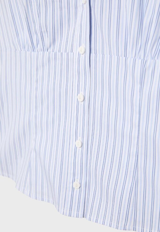 Kortærmet skjorte med søm under brystet