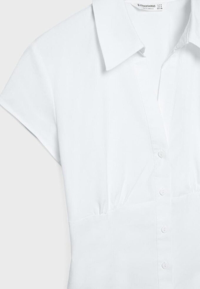 Kortærmet skjorte med søm under brystet