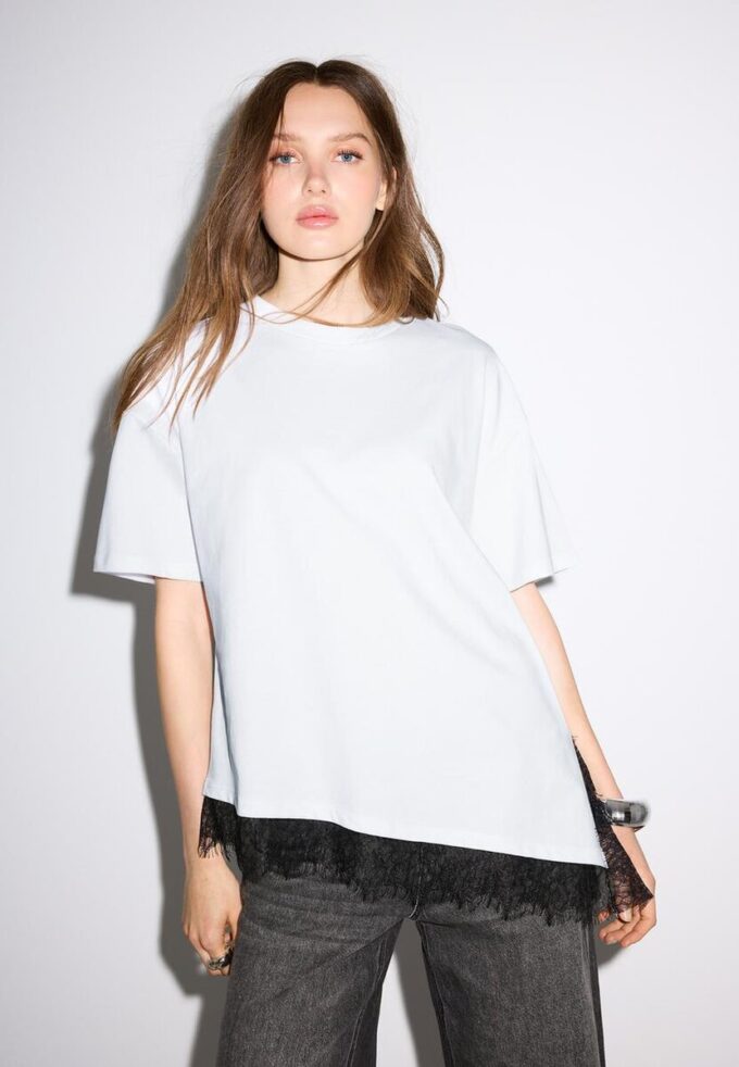 Kortærmet T-skjorte med blonderkant