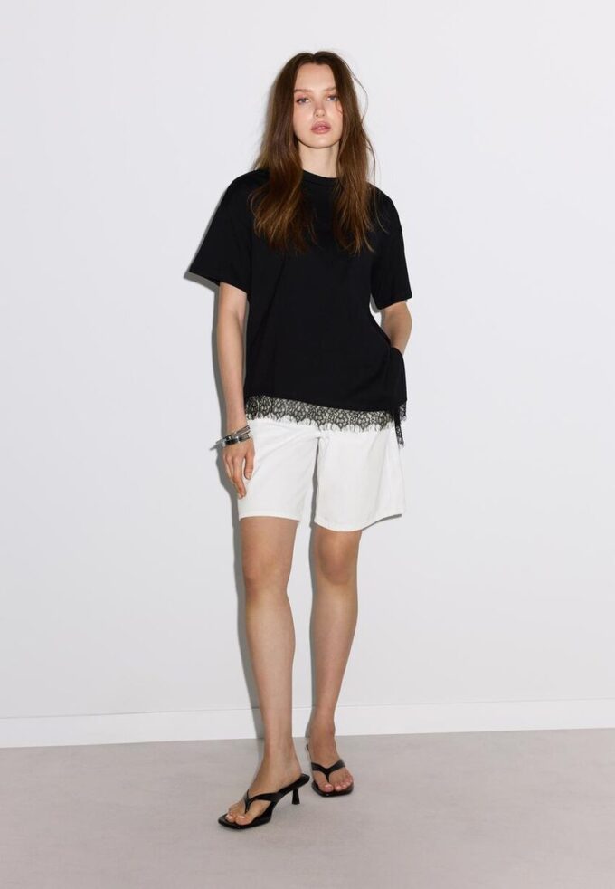 Kortærmet T-skjorte med blonderkant