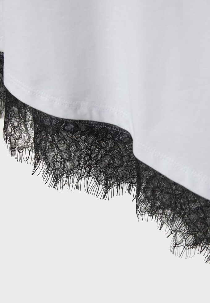 Kortærmet T-skjorte med blonderkant