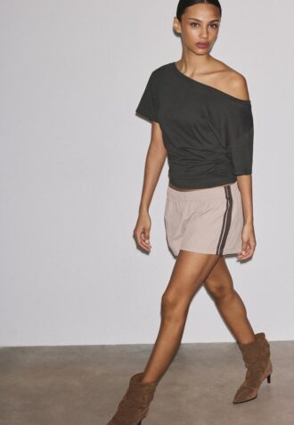 Kortærmet T-skjorte med båthals og rynker