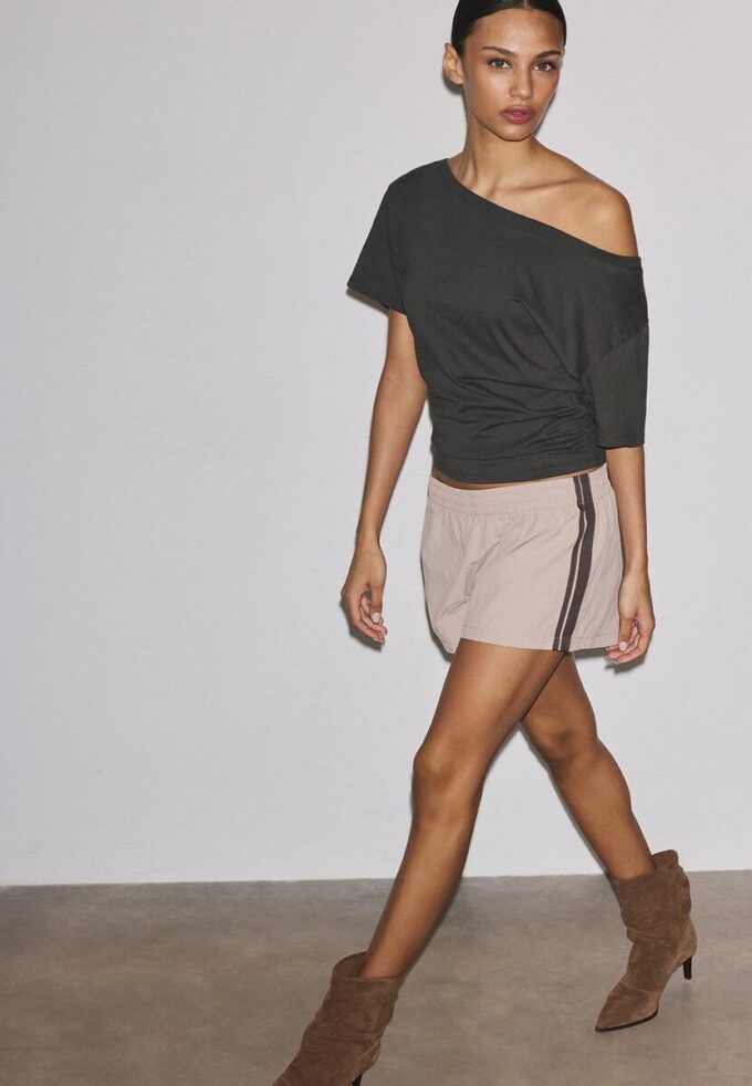 Kortærmet T-skjorte med båthals og rynker