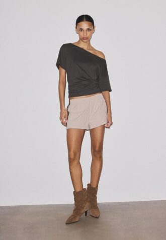 Kortærmet T-skjorte med båthals og rynker