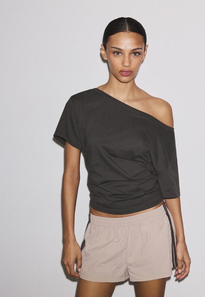 Kortærmet T-skjorte med båthals og rynker