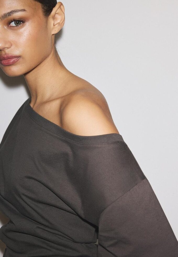 Kortærmet T-skjorte med båthals og rynker