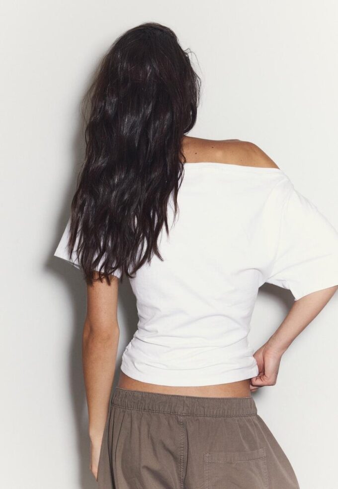 Kortærmet T-skjorte med båthals og rynker