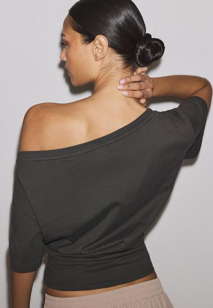 Kortærmet T-skjorte med båthals og rynker