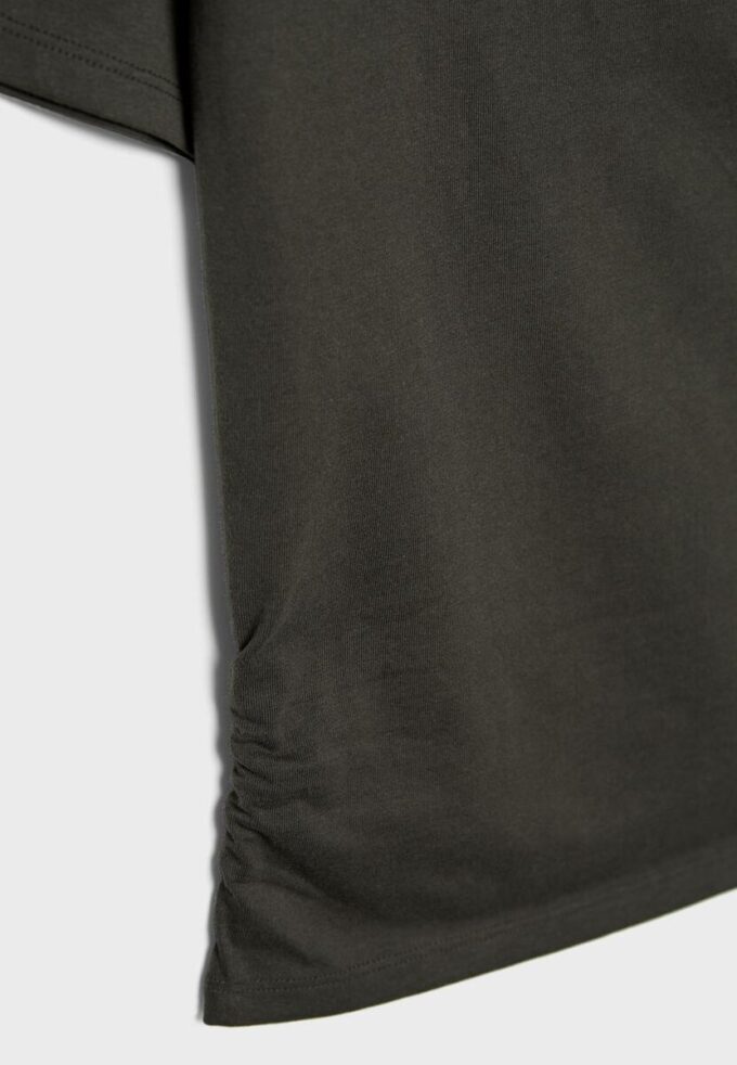 Kortærmet T-skjorte med båthals og rynker