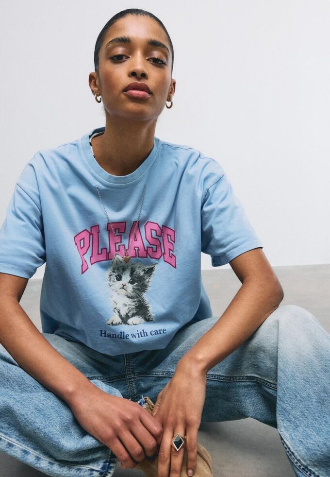 Kortærmet T-skjorte med grafikk og applikasjon