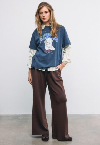 Kortærmet T-skjorte med grafikk og applikasjon