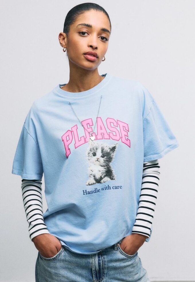 Kortærmet T-skjorte med grafikk og applikasjon