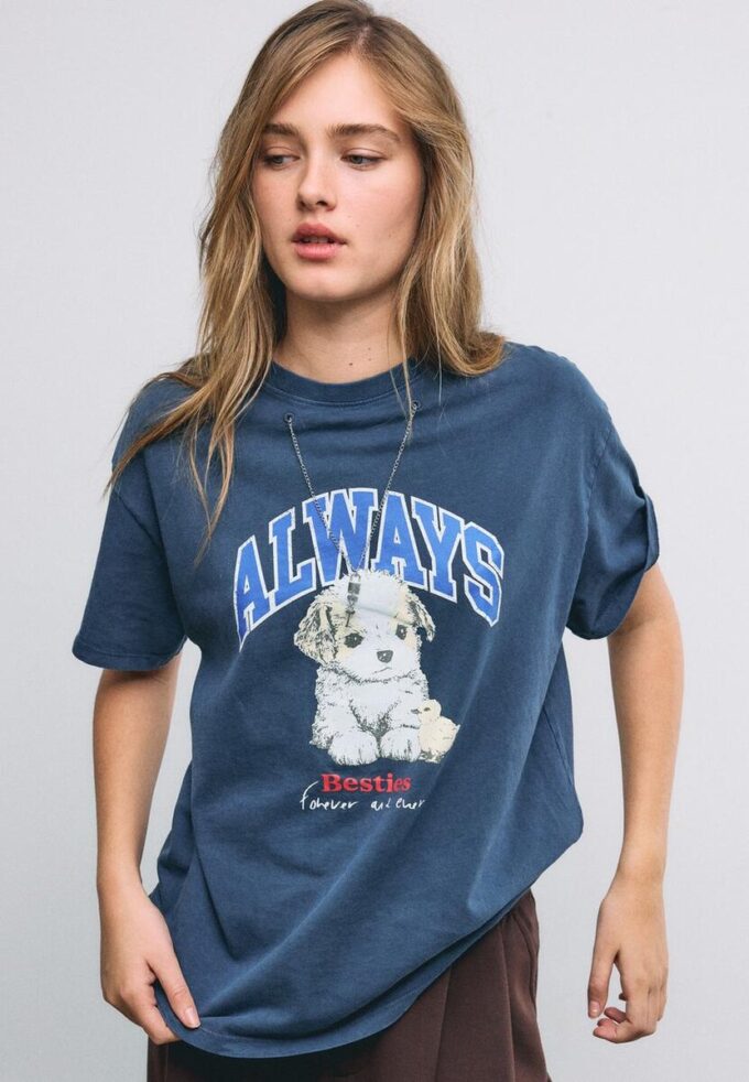 Kortærmet T-skjorte med grafikk og applikasjon