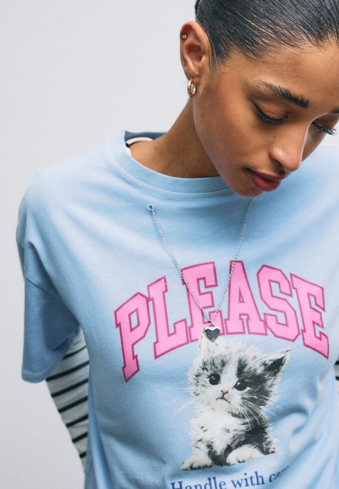 Kortærmet T-skjorte med grafikk og applikasjon