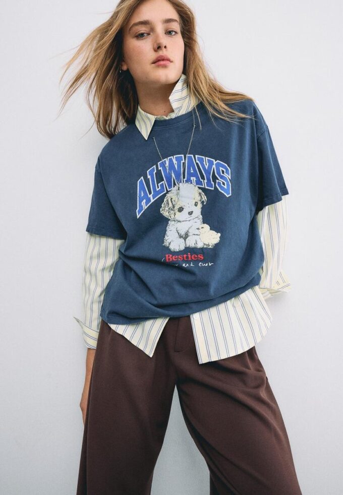 Kortærmet T-skjorte med grafikk og applikasjon