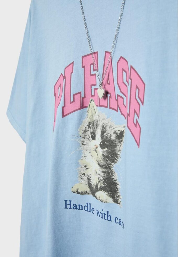 Kortærmet T-skjorte med grafikk og applikasjon